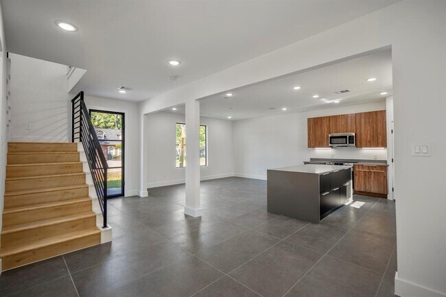 Building Photo - 10728 Twin Oak Dr