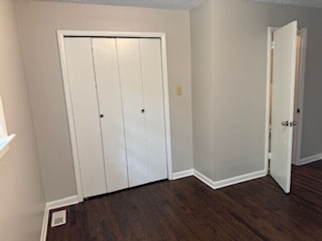 Building Photo - Newly Renovated Unit!