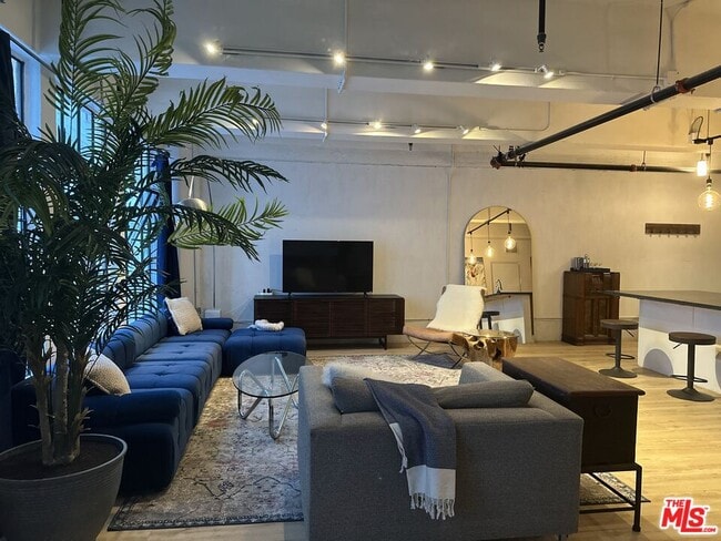 Building Photo - 746 S Los Angeles St