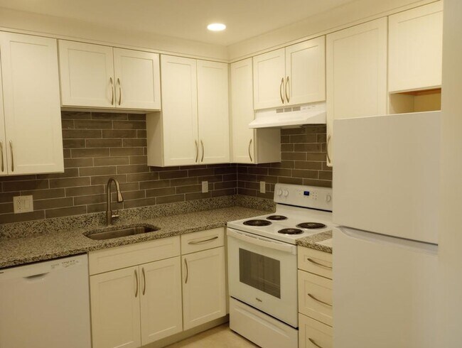 Building Photo - Rental in Stuart