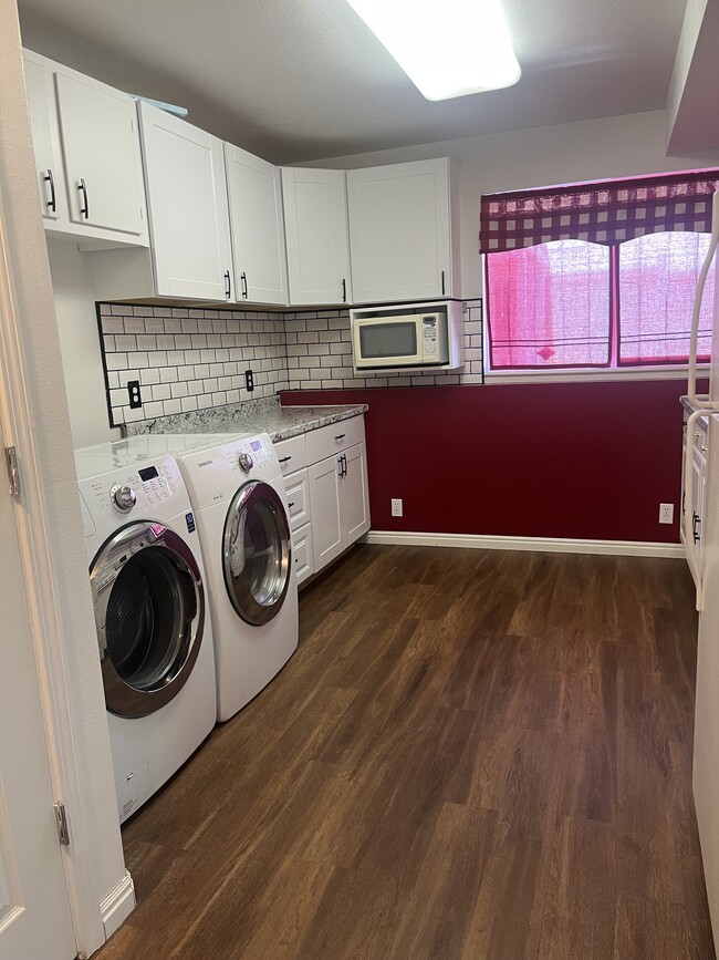 Building Photo - 7898 N Sparrowhawk Cir