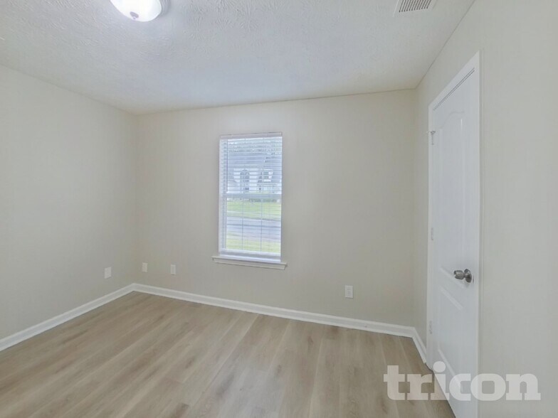 Building Photo - 800 Lorraine Ln