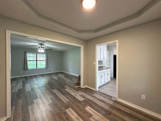 Building Photo - Cozy Elegance: Beautiful 2 Bed, 2.5 Bath H...