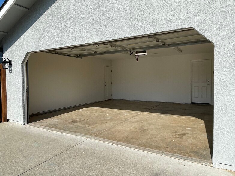 Garage 2 - 225 Shadowrun Ct