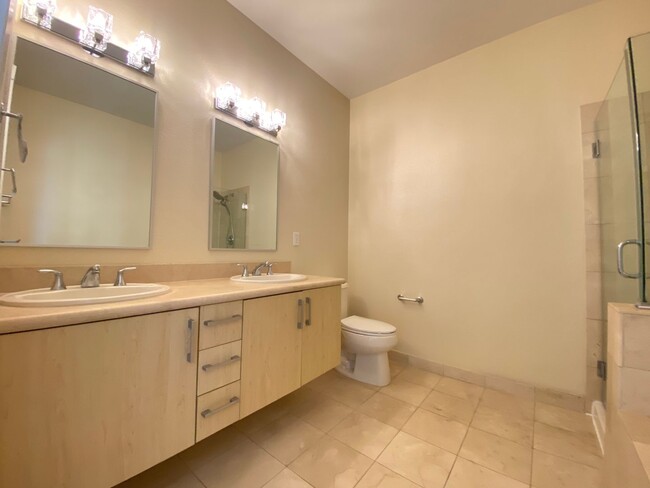 Building Photo - Spacious 3 bed/2bath Penthouse Unit Downto...