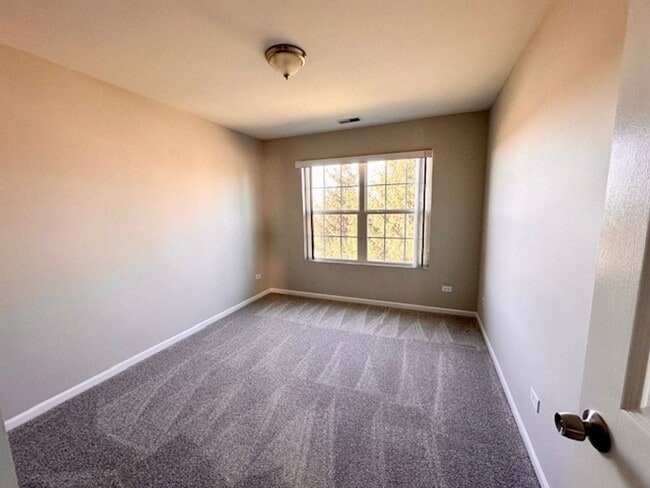 Building Photo - Excellent 2 Bedroom Plus Huge Loft  2.5 Bath and 2 car attached garage