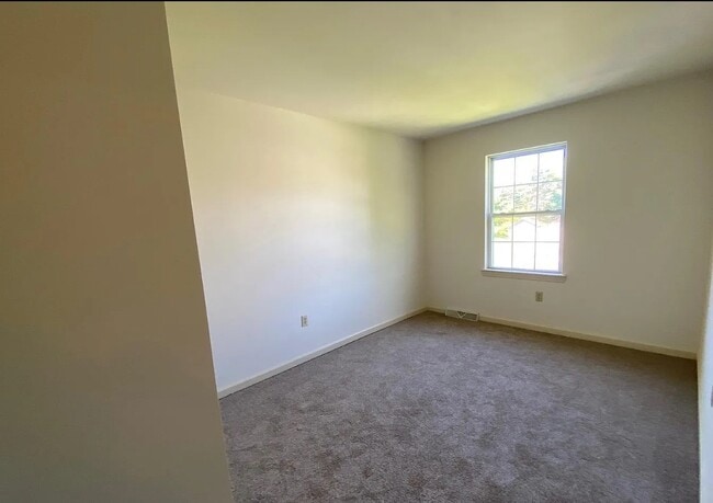 Building Photo - 6605 Hollow Dr