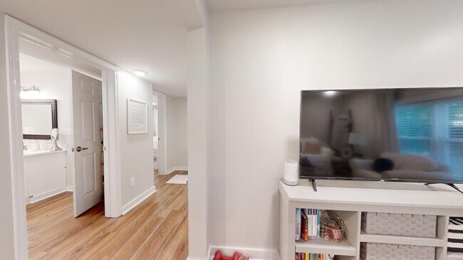 Building Photo - AVAILABLE NOW- SUBLEASE Short distance to Downtown Auburn--One of Kind Home on Sherwood Dr in Auburn