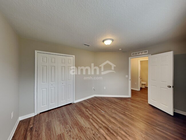 Building Photo - 49 Raintree Place