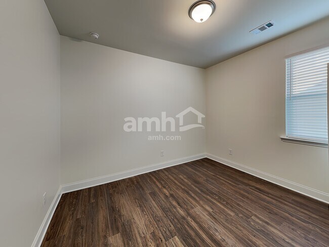 Building Photo - 7060 Creeksong Dr
