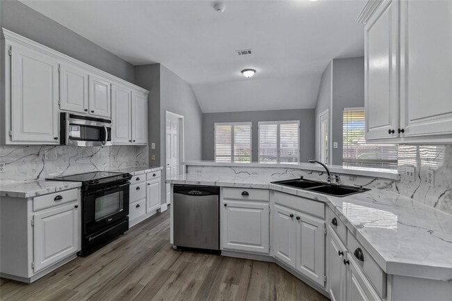 Building Photo - 630 Lakewood Dr