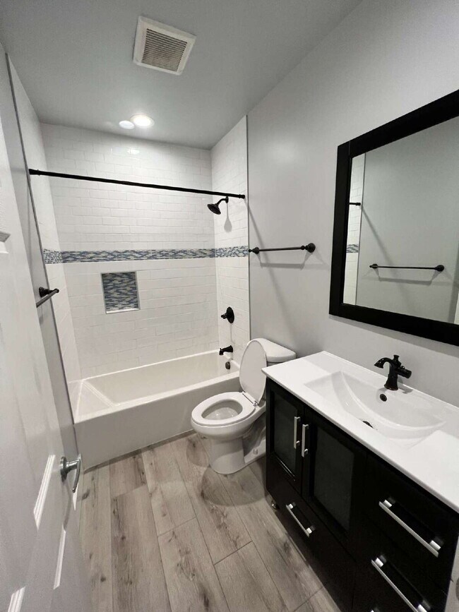 Building Photo - Fully renovated 2bed/1bath with private, g...