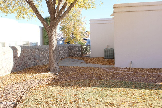 Building Photo - 221 Cloud Song E