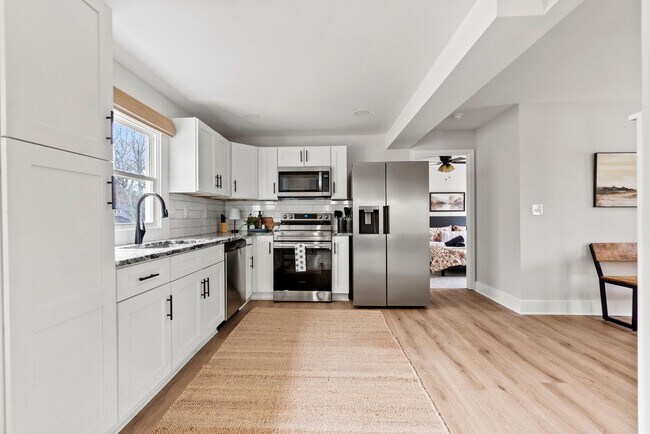 Building Photo - FULLY FURNISHED!