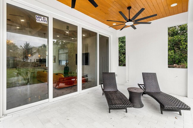 Building Photo - 202 SE 4th St