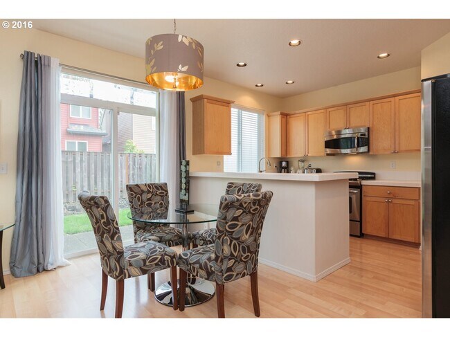 Dining/Kitchen - 1120 SE Tamora Ave