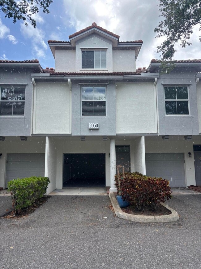 Building Photo - 2050 Alta Meadows Ln