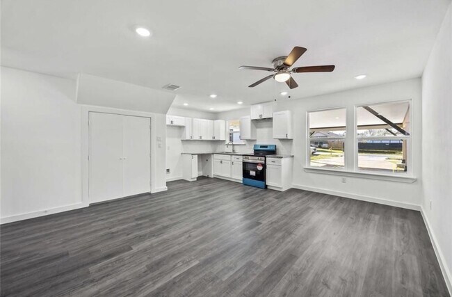 Building Photo - 2320 Wavell St