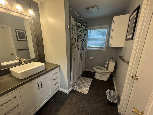 Building Photo - 303 E Broadmoor St