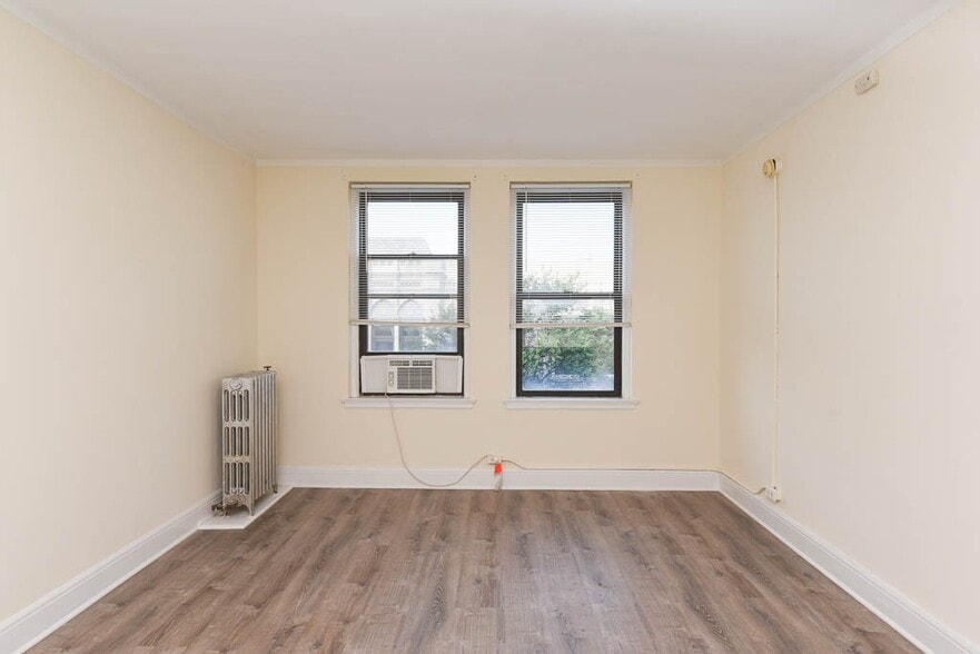 Building Photo - 3335 W Diversey Ave