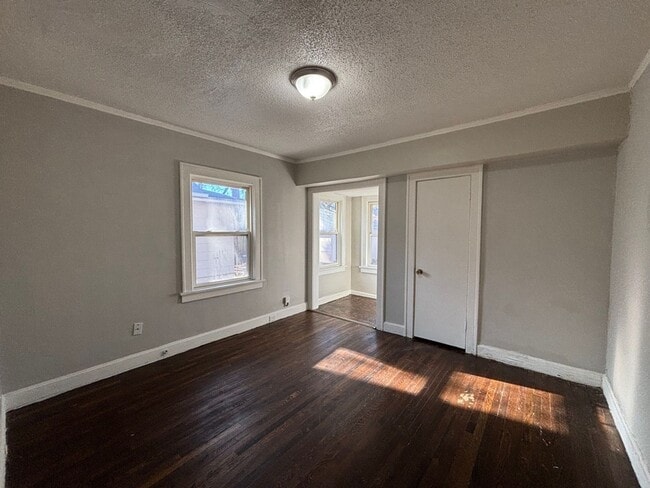 Building Photo - Spacious 2BR + Den with Huge Deck & Hardwood Floors