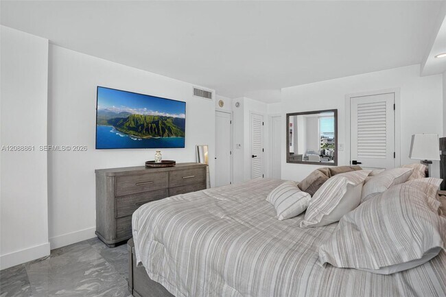Building Photo - 3113 S Ocean Dr