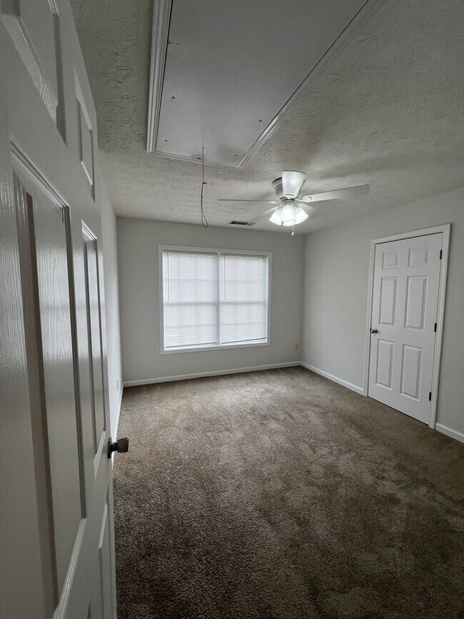 Building Photo - 390 Hawthorne Ext