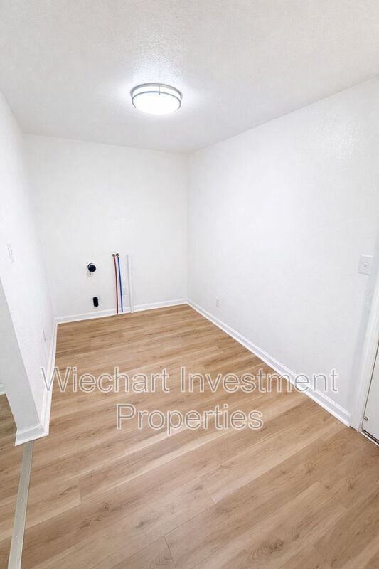 Building Photo - 867 W Spring St