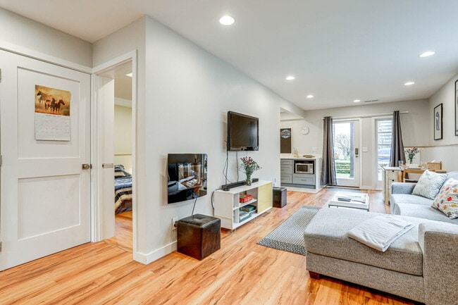 Building Photo - 10052 Interlake Ave N