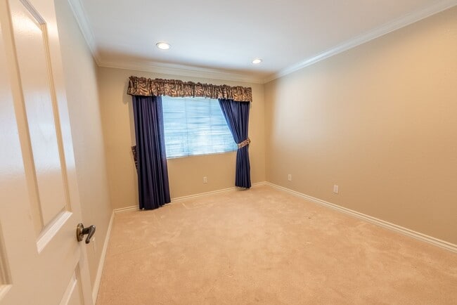 Building Photo - 2 Bedroom & 2 Bathroom