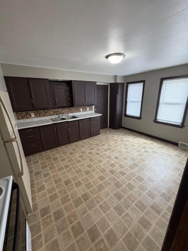 Building Photo - 116 W Maes Ave