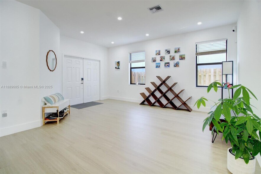 Building Photo - 21016 NE 2nd Ct