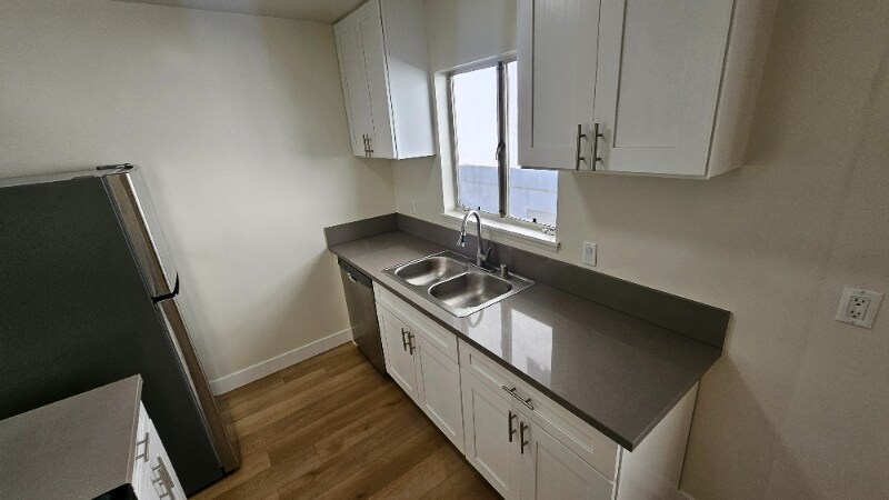 Building Photo - 638 N W Knoll Dr