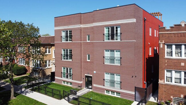 Primary Photo - 3329 N Avers Ave