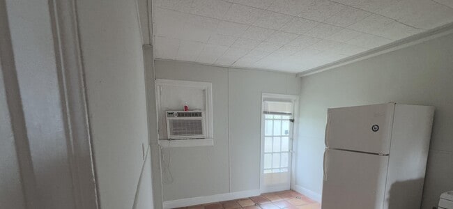 Building Photo - 736 Omar Rd