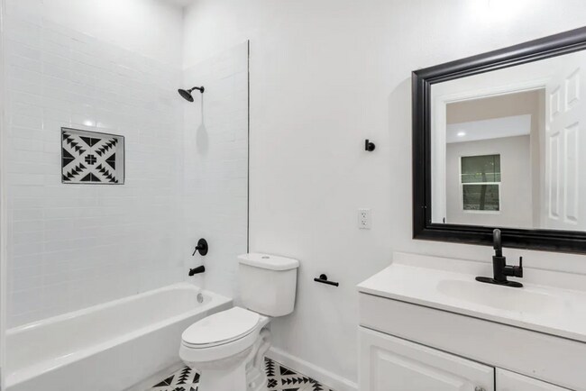 Building Photo - Renovated and full of character, this 3-bedroom, 1-bath apartment, We accept section 8