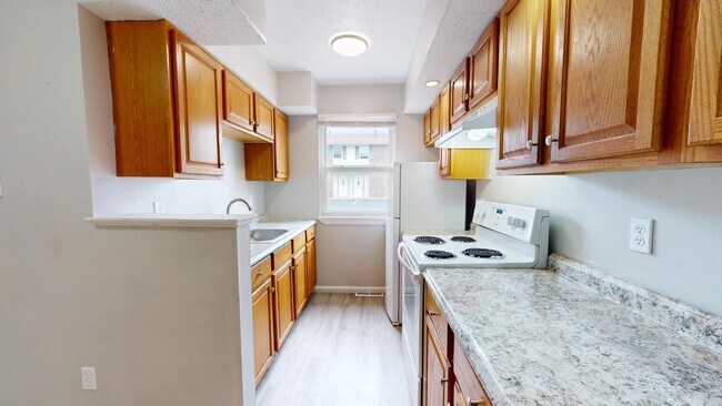 Building Photo - 3 Bedroom/1 bathroom renovated townhouse.