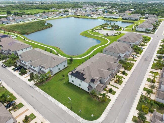 Building Photo - 724 Royal Empress Dr