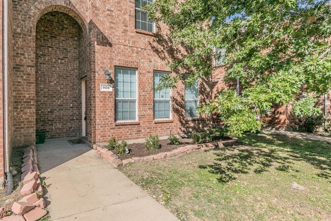 Building Photo - Newly Remolded in Lakewood-walking distance to the lake