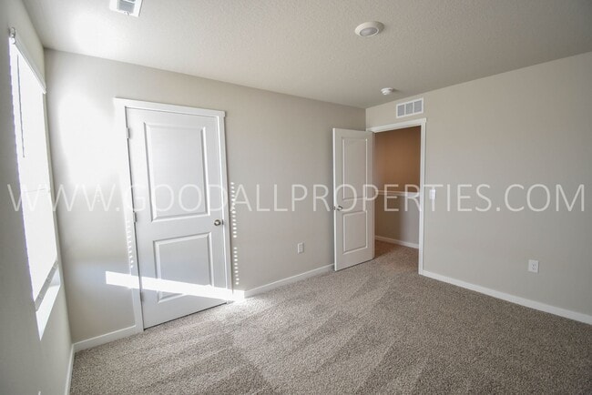 Building Photo - 3 Bedroom 2.5 Bath Townhome in Waukee