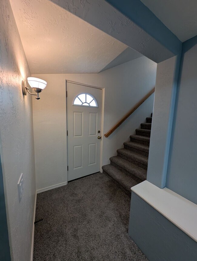 Building Photo - Easy Commute with Stunning Views!