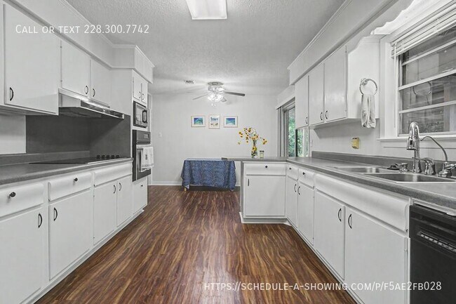 Building Photo - 883 Rustwood Dr