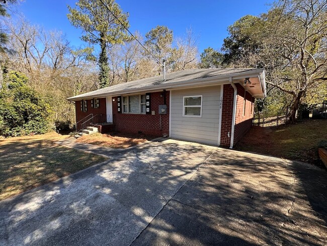 Building Photo - 4 Bed 2 Bath in Decatur Area!