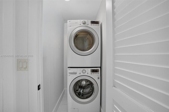 Building Photo - 6039 Collins Ave