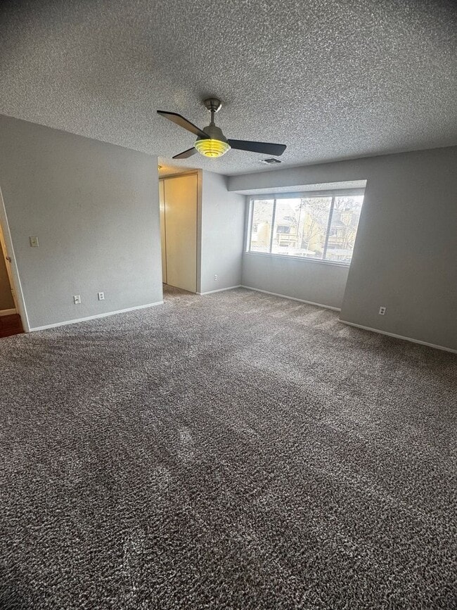Building Photo - Spacious 2 bedroom 2 bath condo with Laundry Inside!!!