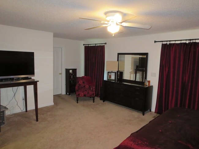 Building Photo - Spacious 2-Level Townhouse