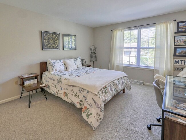 Building Photo - Year-round rental - 4 br 2.5 ba Twin Home in Seabright Village – East of Route 1