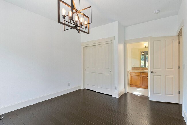 Building Photo - Stunning Large Home with 3 primary bedrooms + Tons of Amenities, Amazing Backyard !