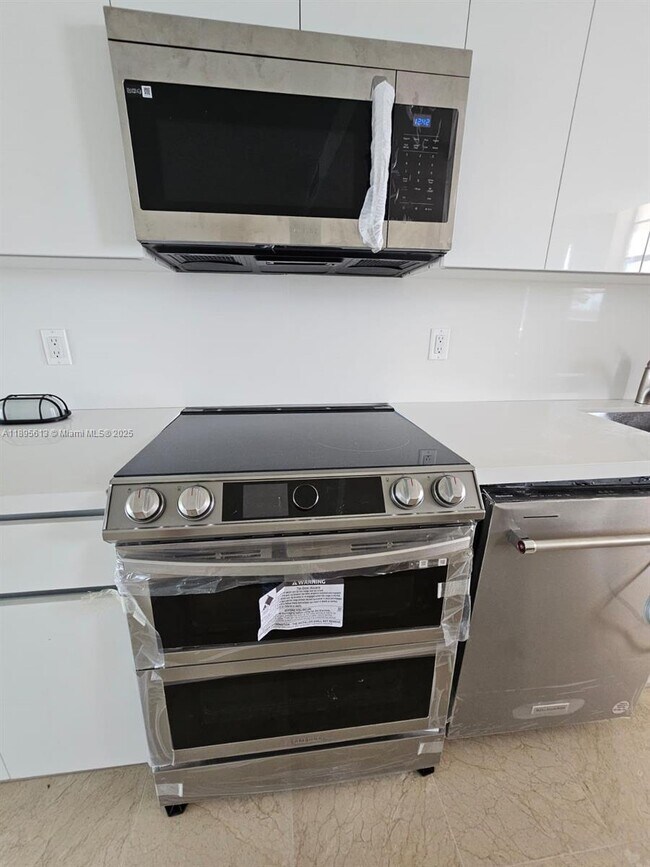 Building Photo - 2905 Point E Dr