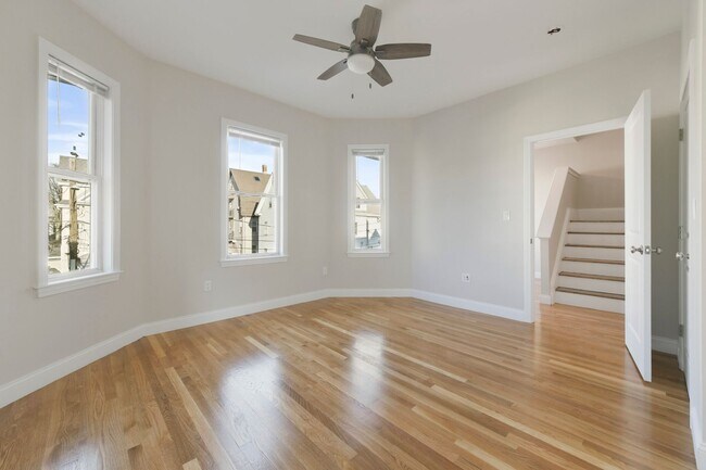 Building Photo - Renovated 4 bed 2 bath in Brighton!!!